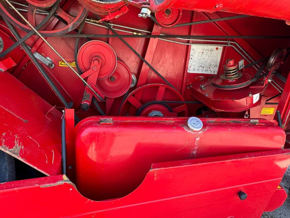 Комбайн свіжопригнаний Massey Ferguson 16
