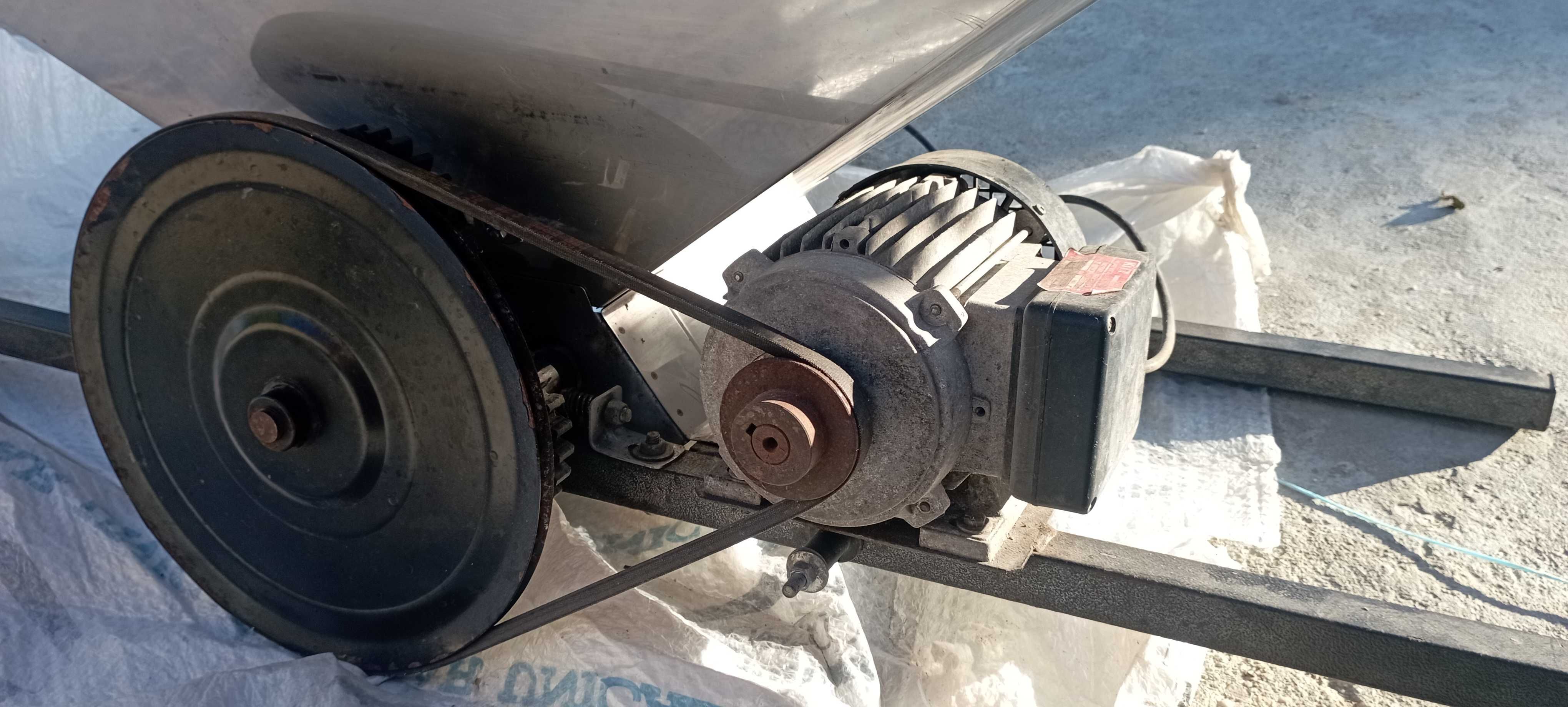 Esmagador de uvas eléctrico