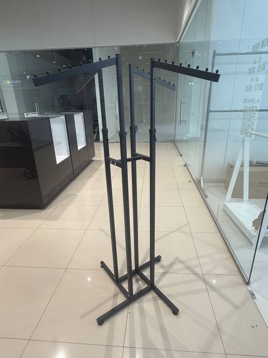 Металлическая стойка для одежды с четырьмя плечами