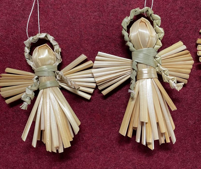 Різдвяний соломʼяний янгол і купідон.