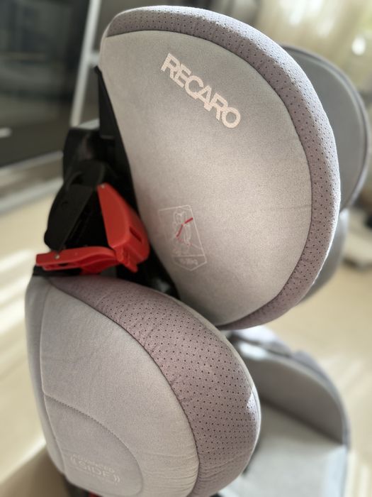 Продам автокресло Recaro Young Sport, почищено + накладка на сиденье