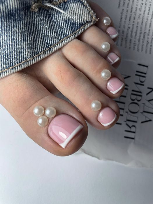 Манікюр та педикюр у студії