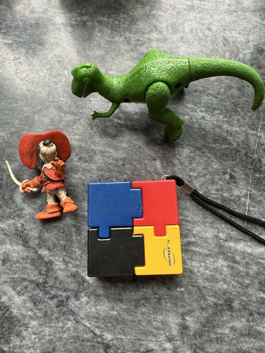 Dinossauro em plástico