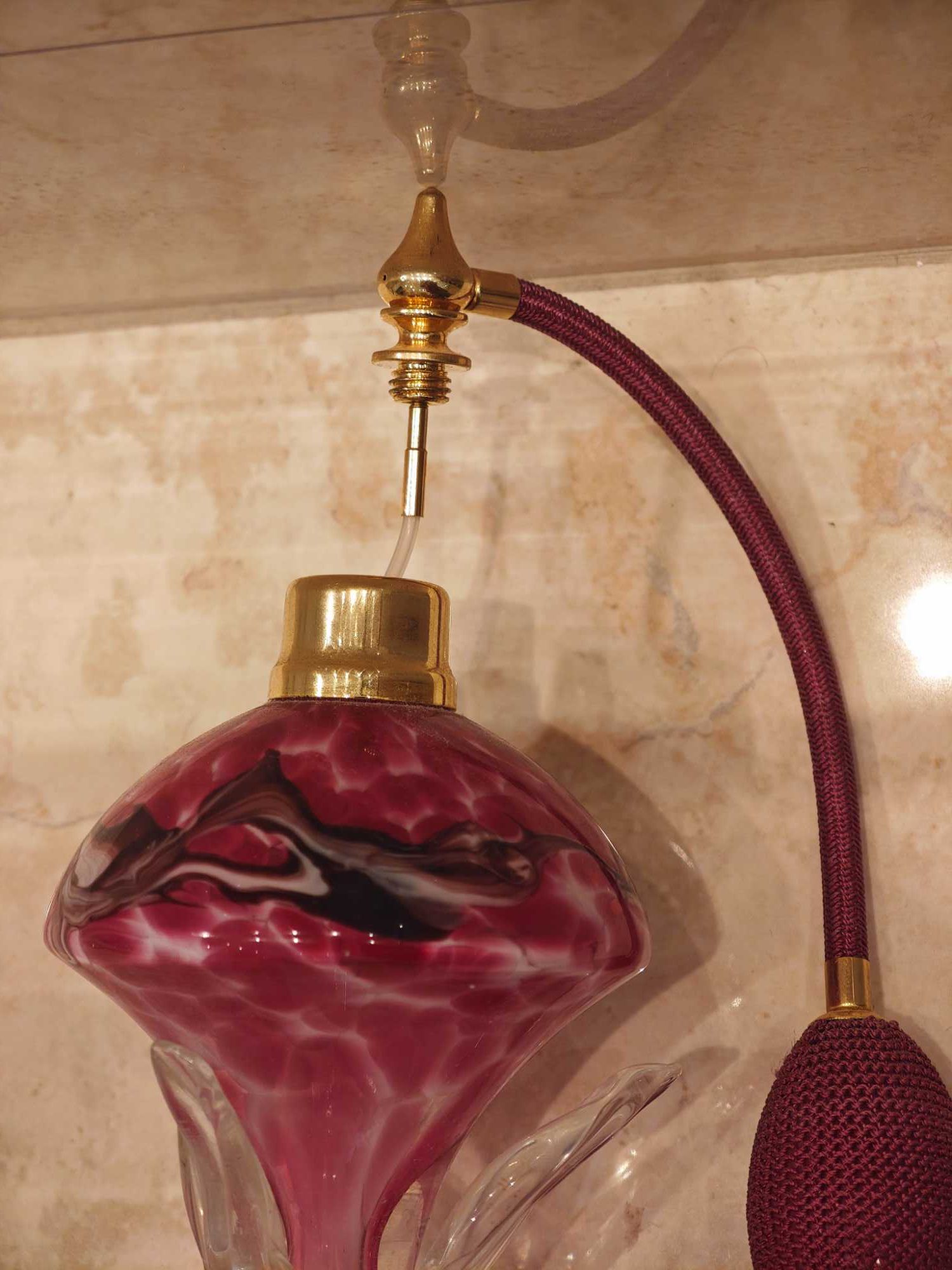 Antyczna butelka wys 22 cm do perfum z atomizerem Kwiat firmy Murano