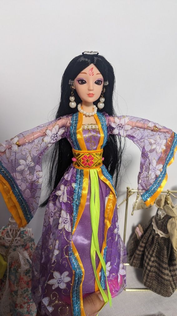 Шарнирная кукла вроде Барби в расшитом качественном кимоно