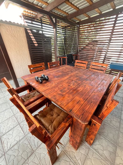 Деревʼяний стіл  зі стільцями