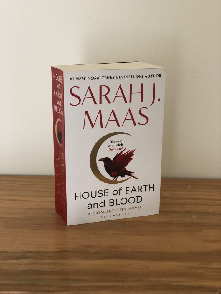 Livro: House of Earth and Blood, de Sarah J. Maas