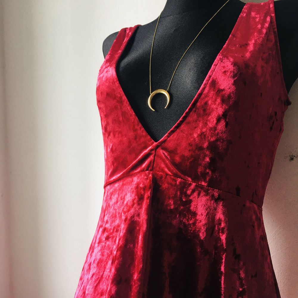 Sukienka welurowa z dużym dekoltem czerwona bordowa m/L
