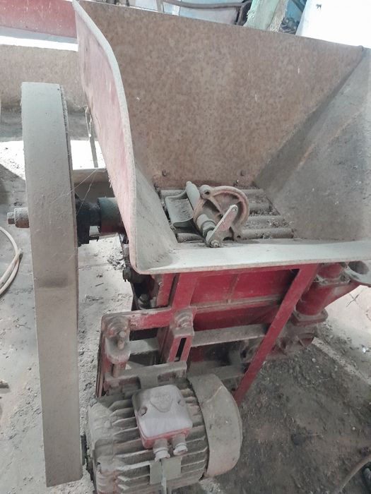Esmagador de uvas com bomba