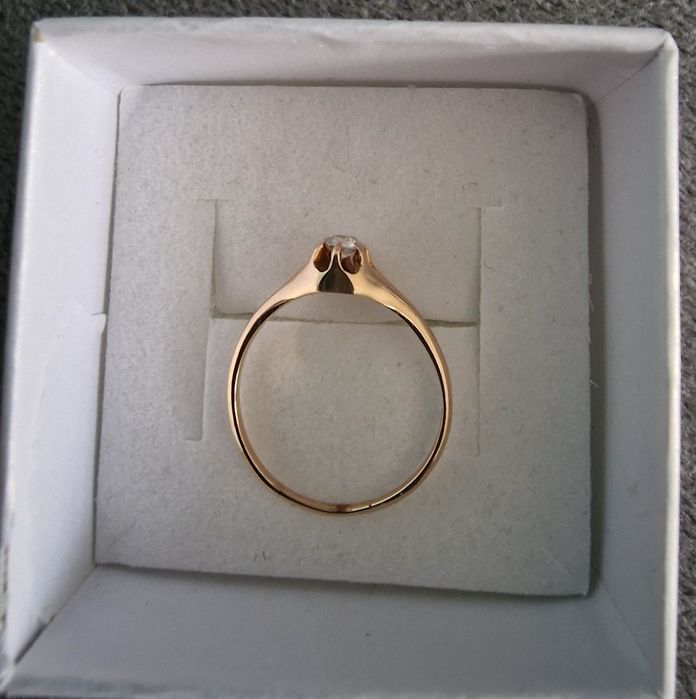 Złoty pierścionek z brylantem