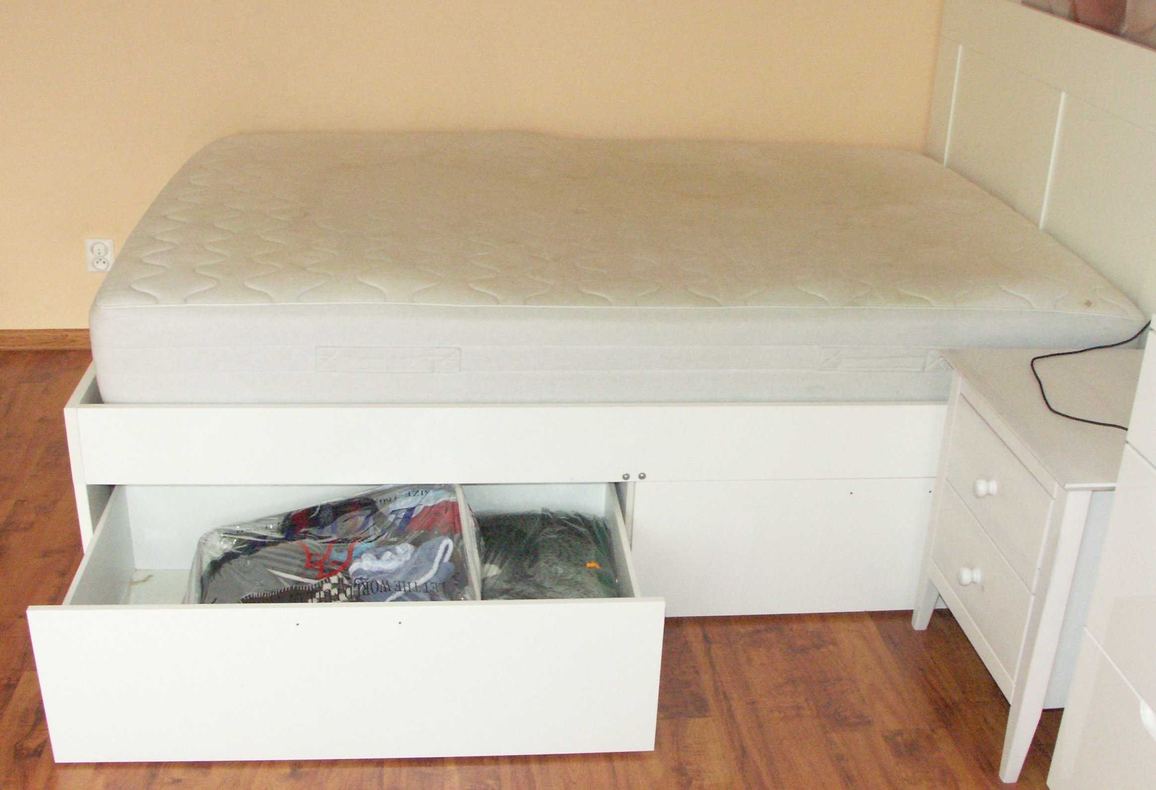 Używane  Łóżko  140 x 200  IKEA  BRIMNES z materacem i zagłówkiem