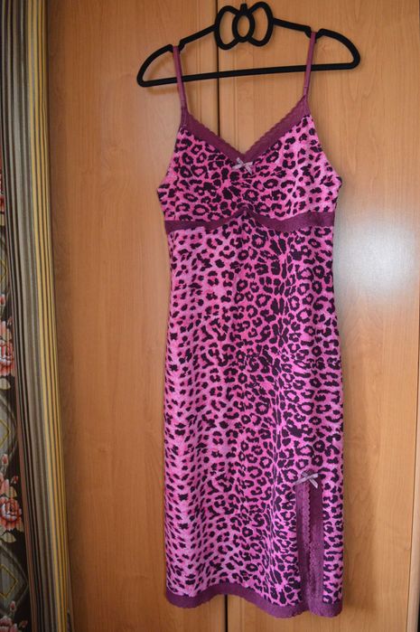 Летнее розовое платье с леопардовым принтом б/у