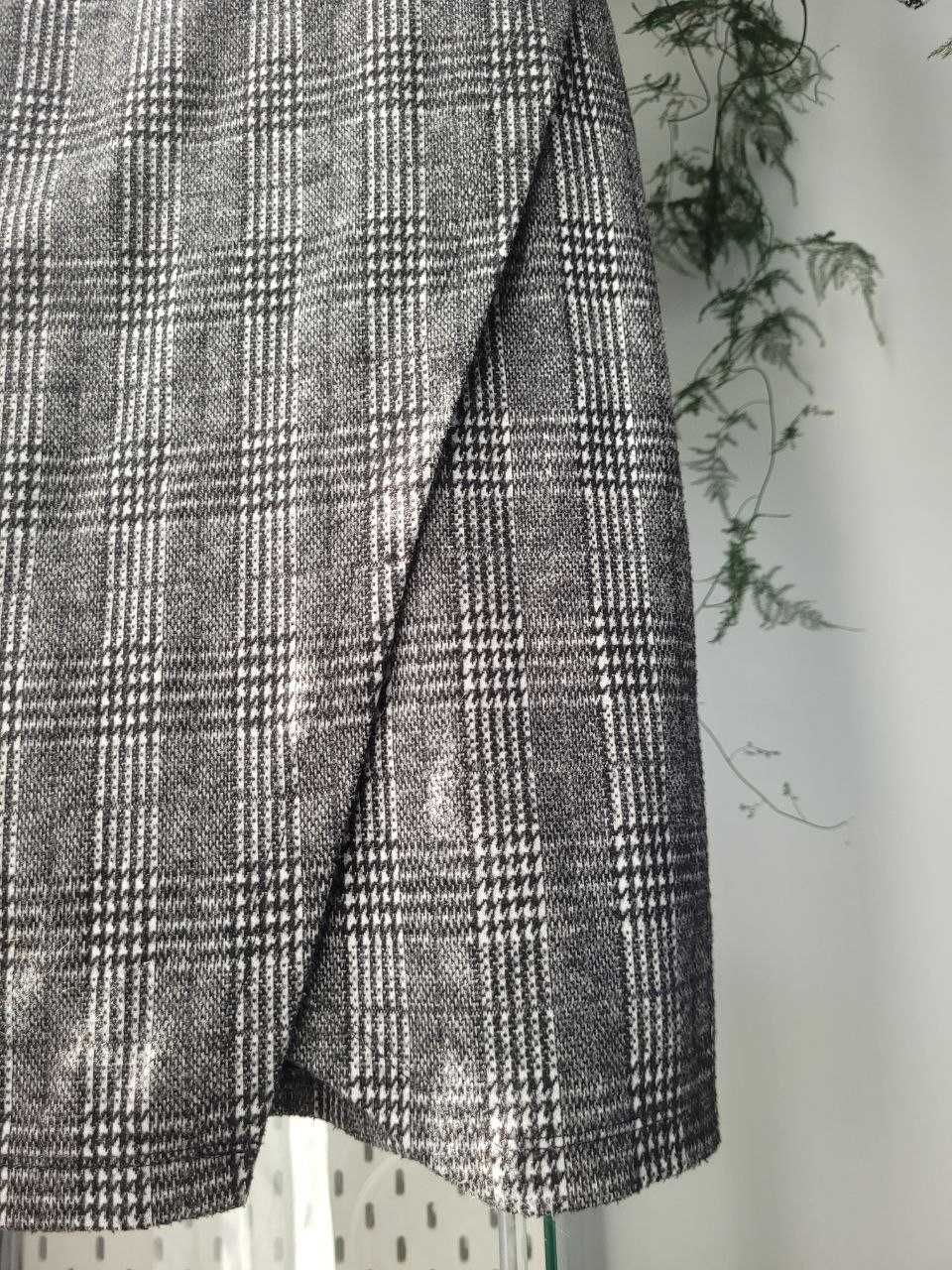 Elegancka sukienka w kratę Reserved
