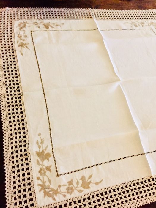 Toalha de mesa antiga em linho bordado e renda