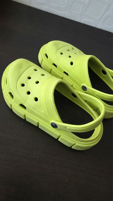 Крутые кроксы салатового цвета