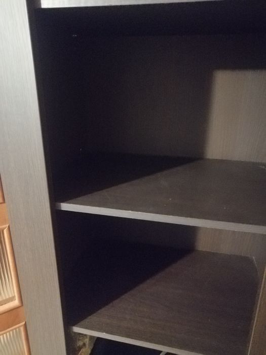 Wysoka szafka z półkami