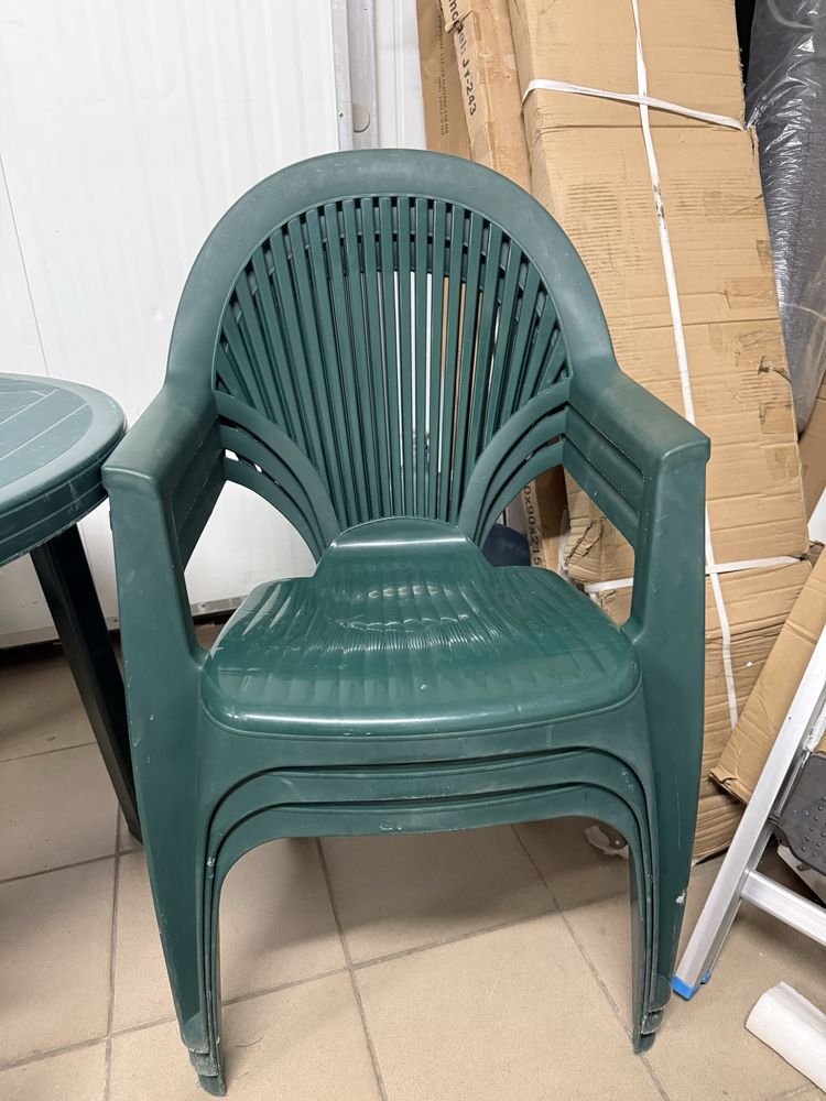 Stół plus 3 krzesla plastikowe zielone