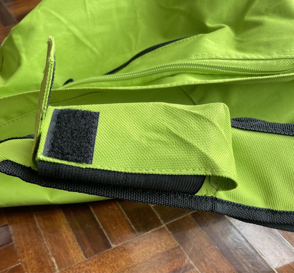 Mochila a tiracolo verde triangular