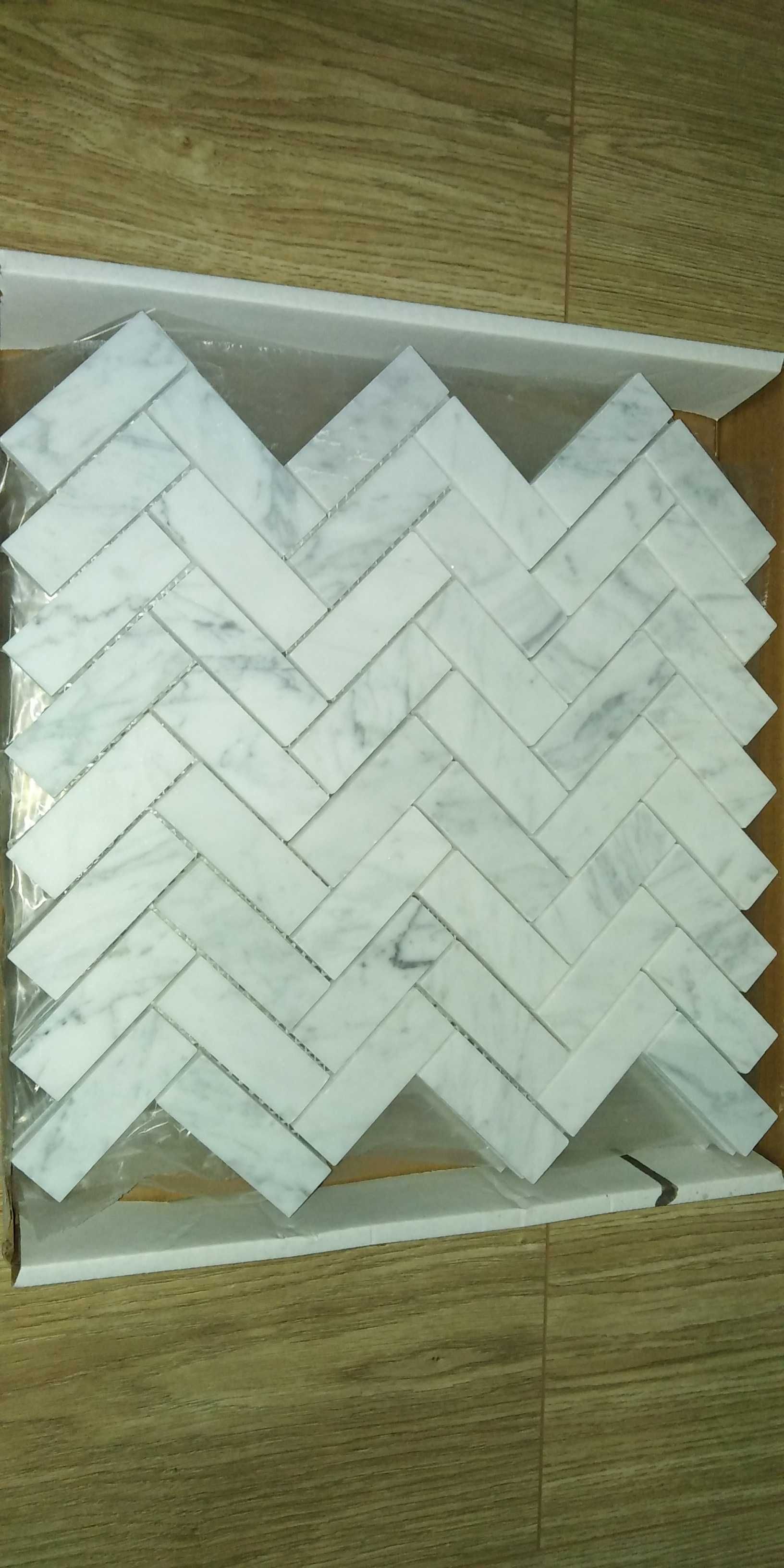 Jodełka Bianco Carrara mat - prawdziwy marmur