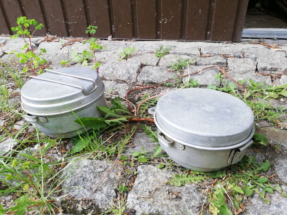 Menażka turystyczna, menażka z uchwytami i pokrywką z sygnaturą