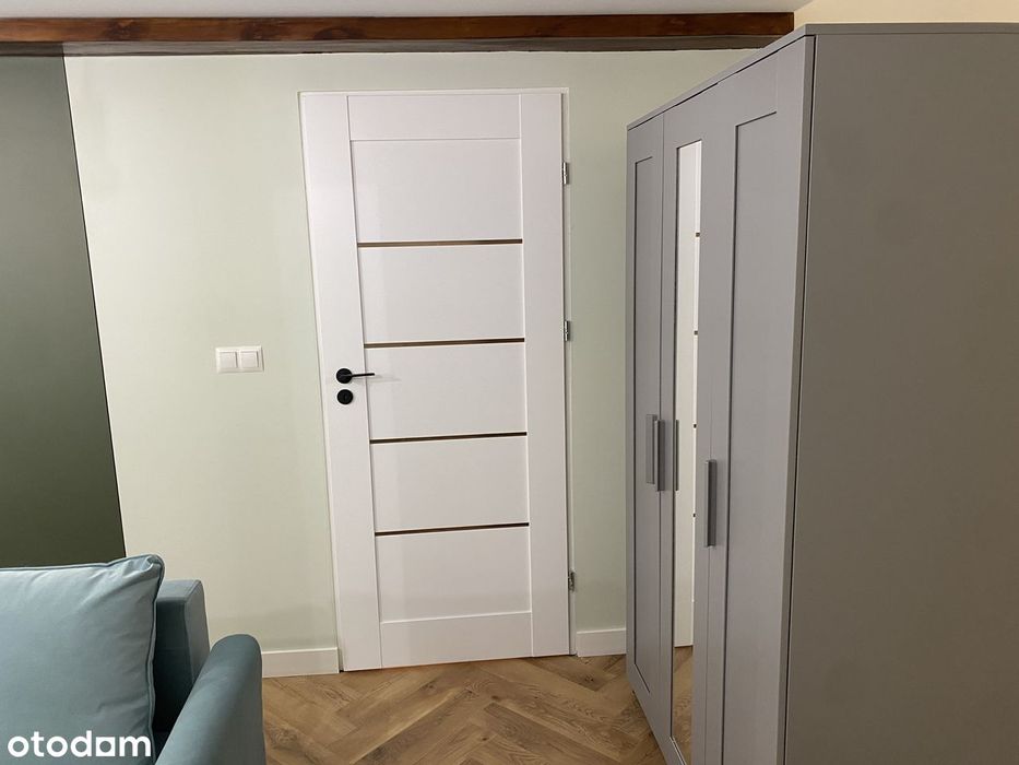 Nowoczesna wyposażona kawalerka z komórką w centrum miasta