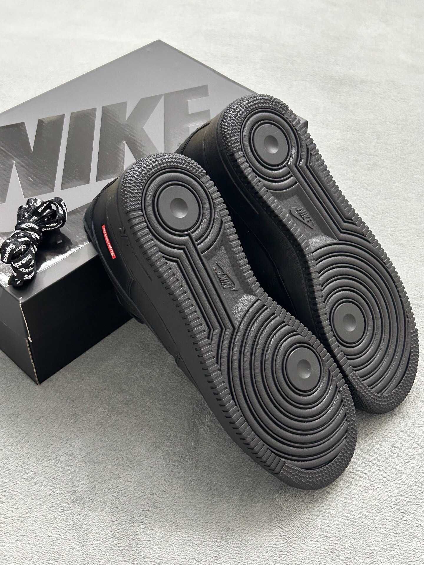 Buty sportowe OryginalnyNikeAirForce 1 LowSupreme Black rozmiar.37