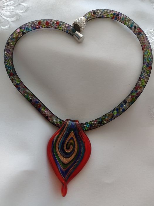 naszyjnik rzemień z kolorowymi kryształkami i wisiorek szkło weneckie