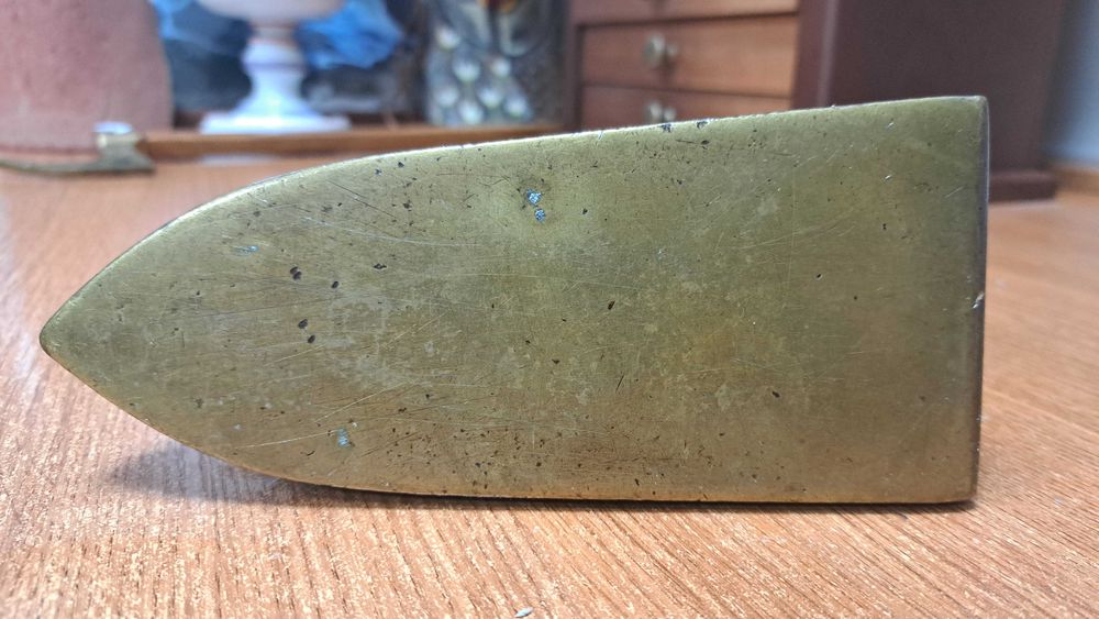 Zabytkowe żelazko z duszą – żeliwne z drewnianą rączką (103)