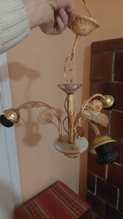 Відам  безкоштовно люстру в хорошому стані