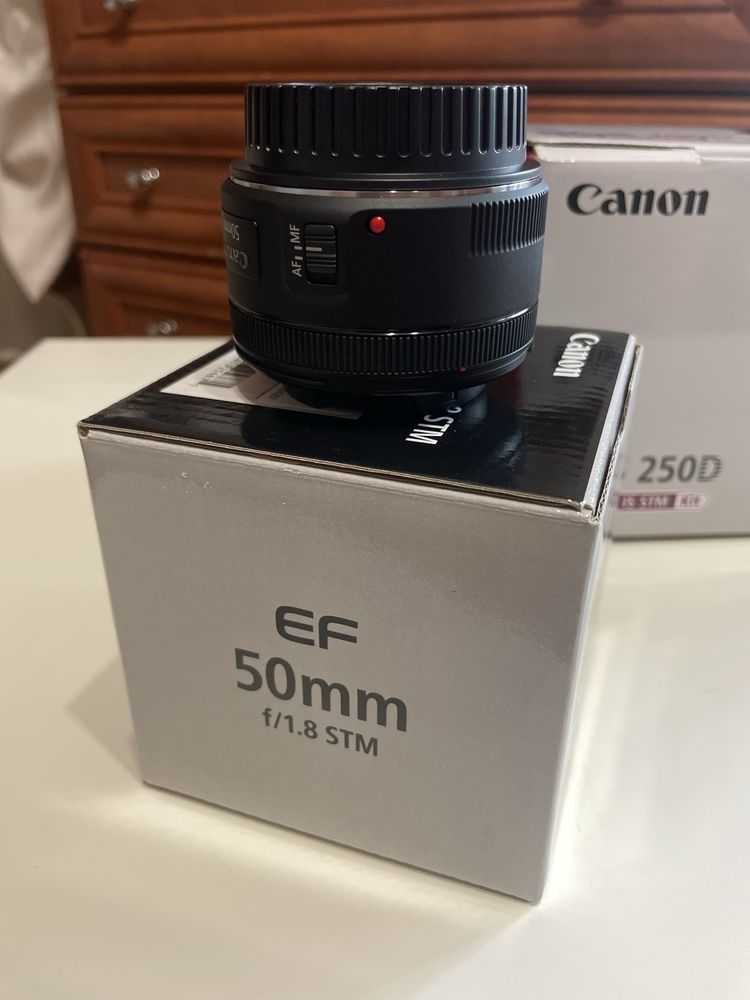 Фотоапарат Canon 250D + 18-55мм + 50мм 1.8