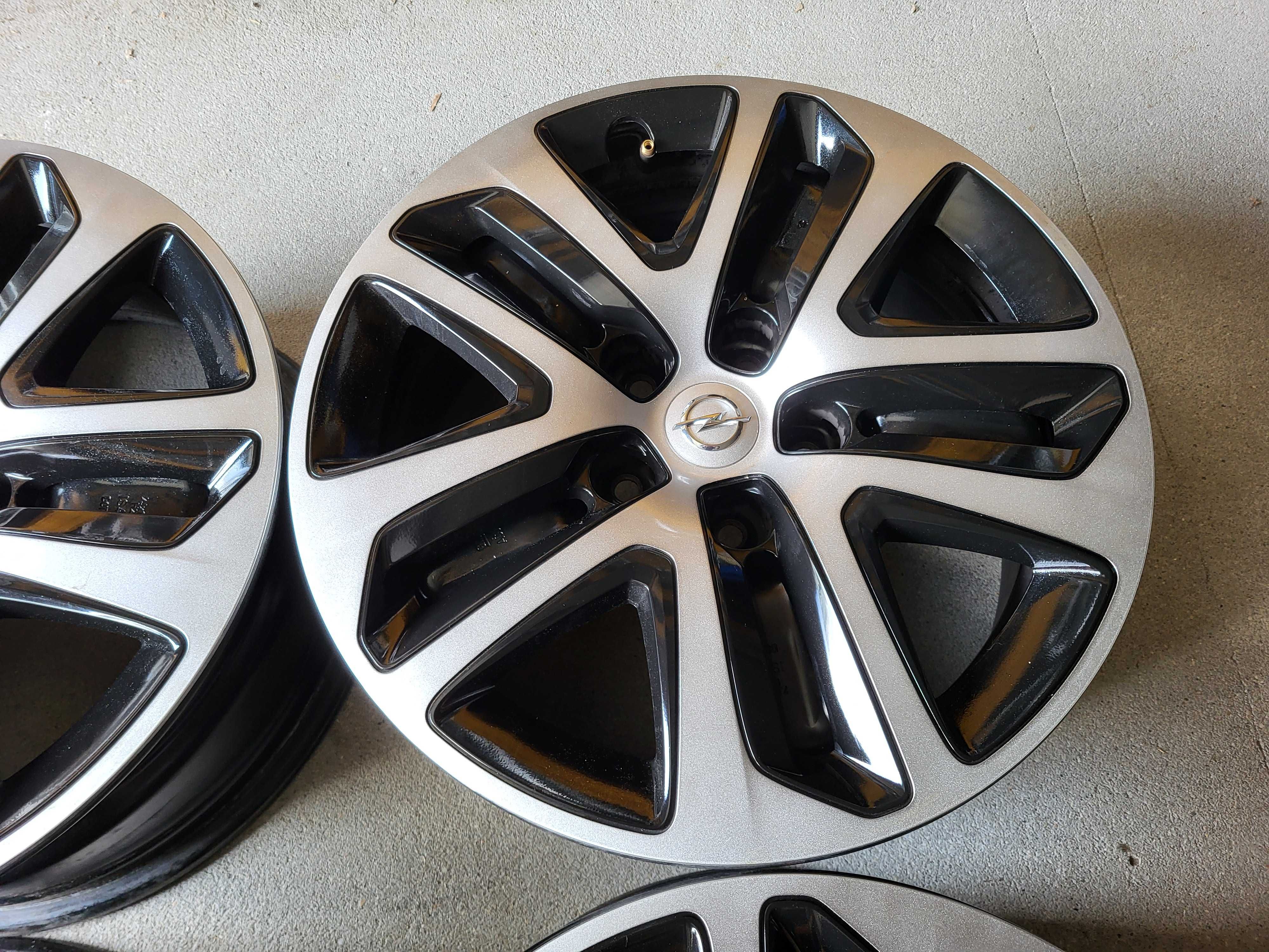 [847] Felgi stalowe Opel 17 cali 5x115 Insignia B Struktura + Czujniki