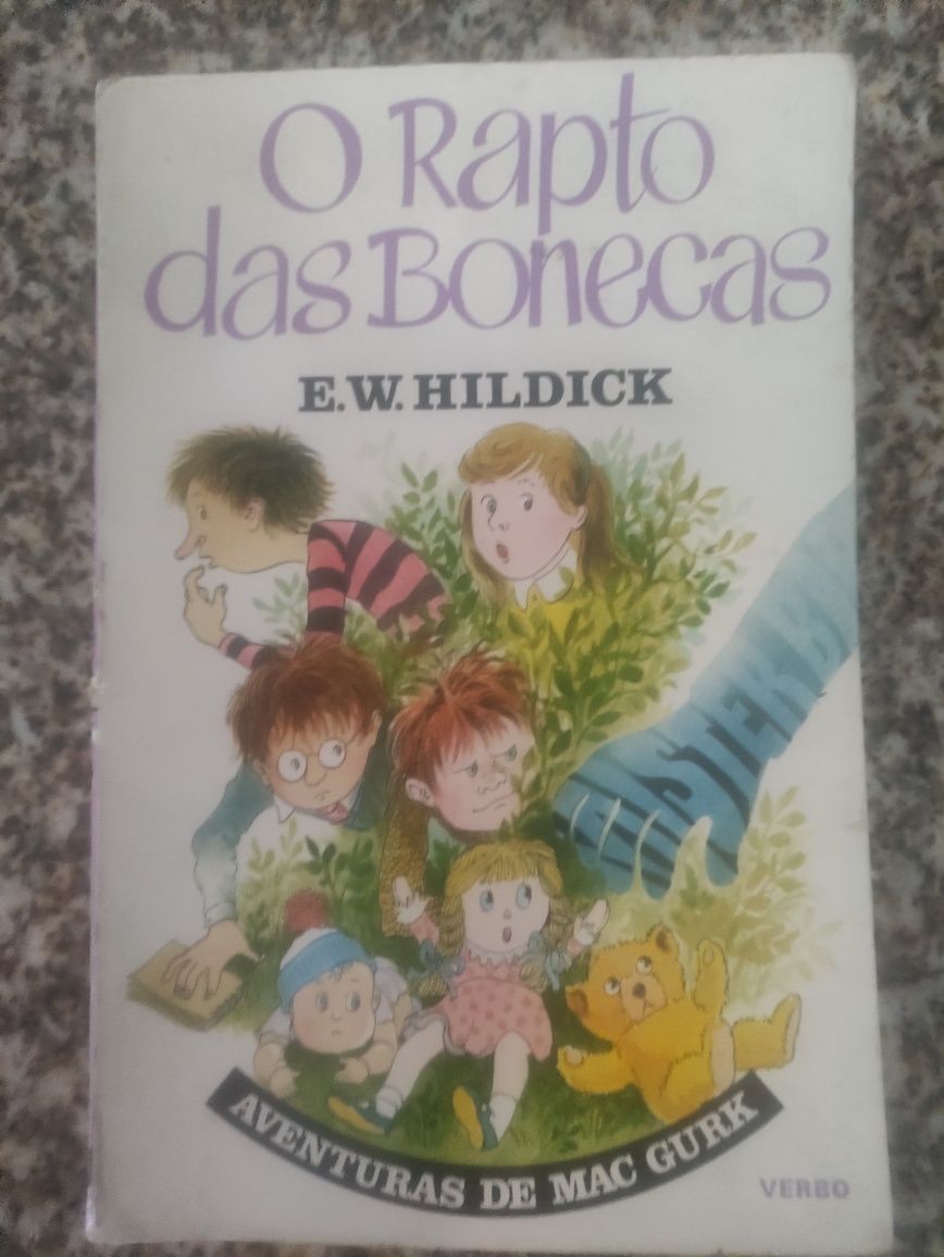 O Rapto das Bonecas de E. W. Hildick
E. W. Hildick