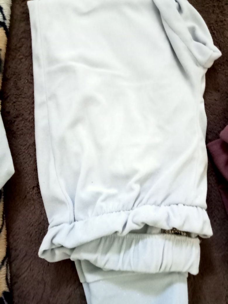 Dois pijamas e umas calças forro em pêlo.
