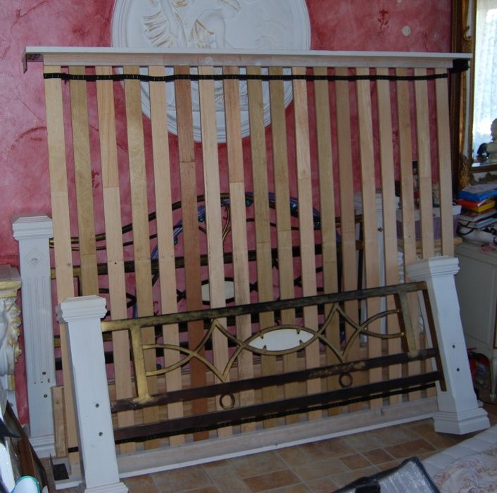 Łóżko stylowe z kolumnami z drewna i kute metalowe elementy