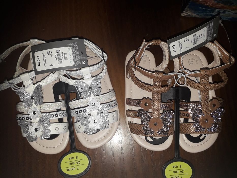Sandálias castanhas e brancas c borboleta 24.Sapatos d verniz Bordeaux