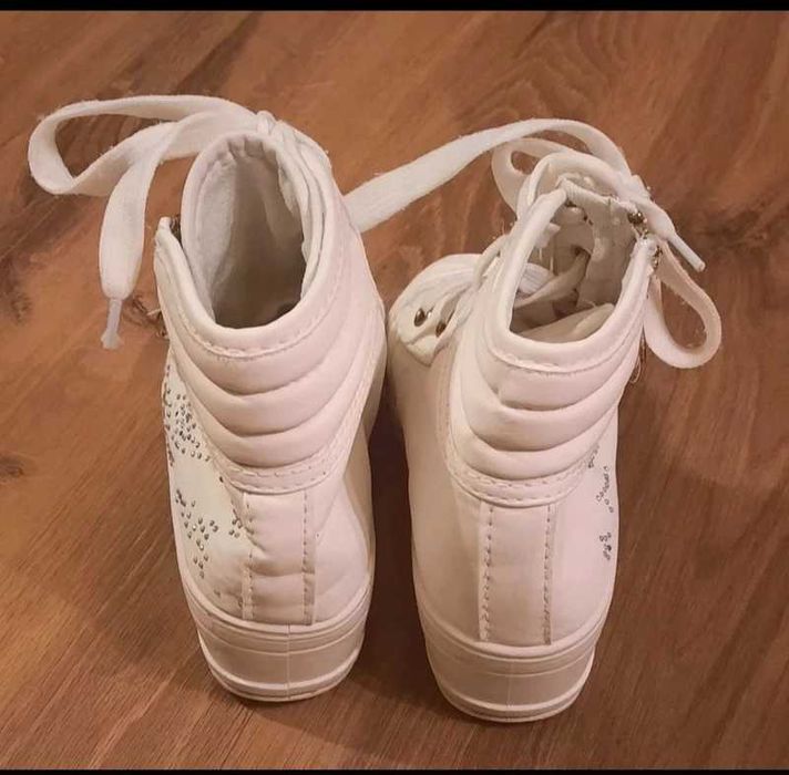 Botki na koturnie w rozmiarze 32