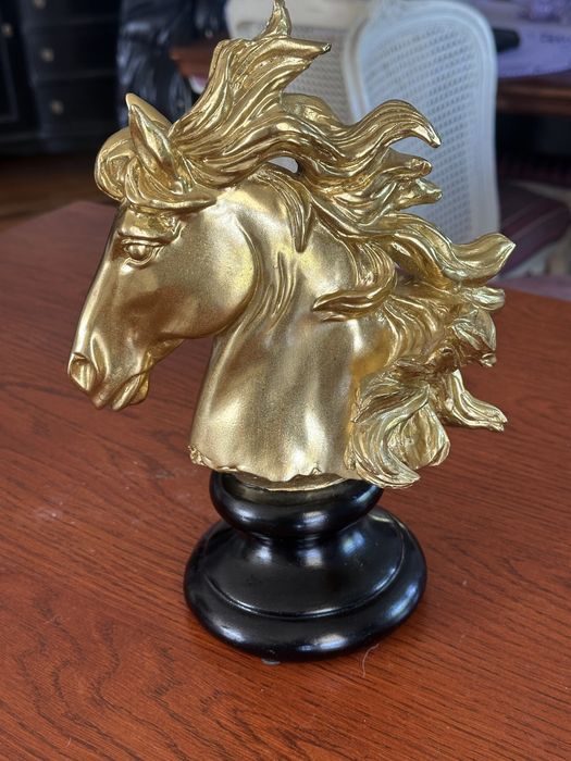 Figurka ze zlotym koniem