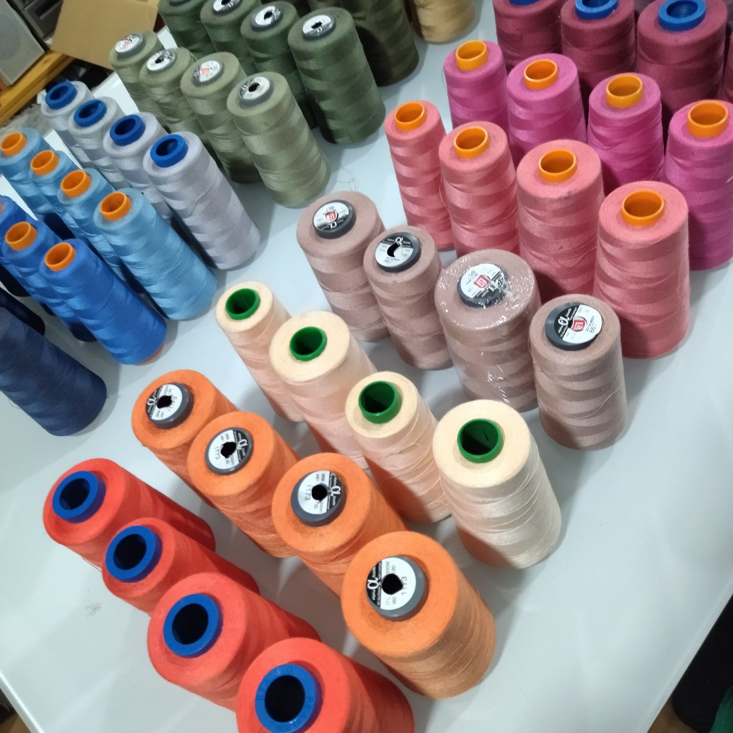 80 cones de linhas de costura