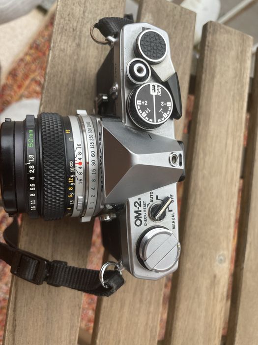 Olympus OM-2n + 50mm f/1.8 Zuiko – Analógica em ótimo estado