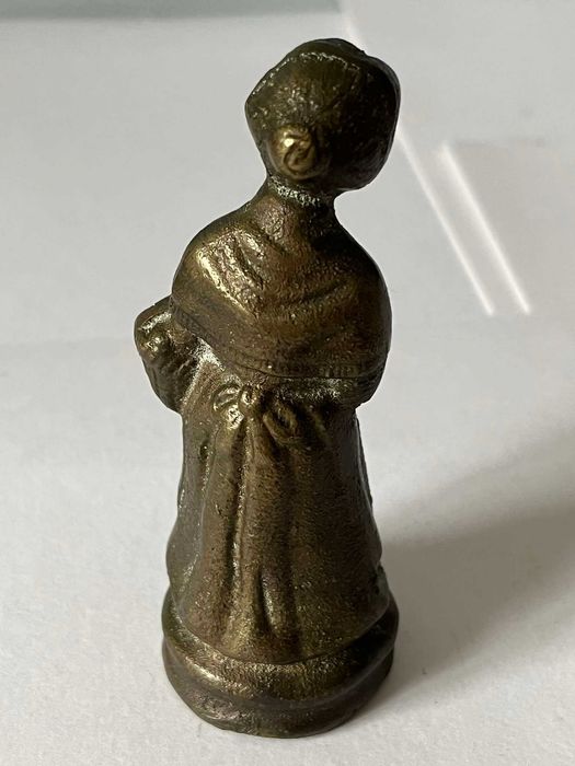 Babcia babka z koszykiem mosiężna figurka