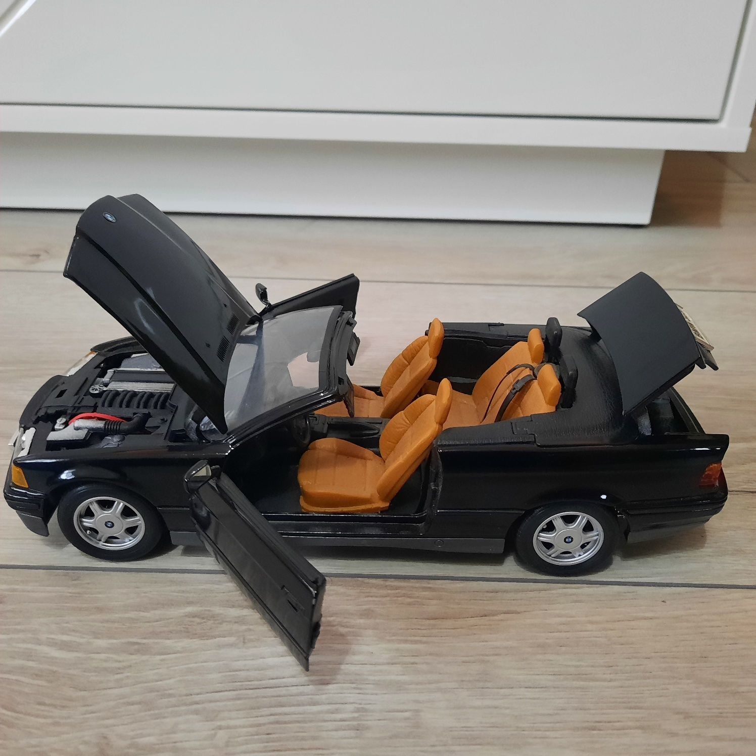 Auto Samochód Kolekcjonerski BMW 325i Convertible 1993 Maisto 1:18