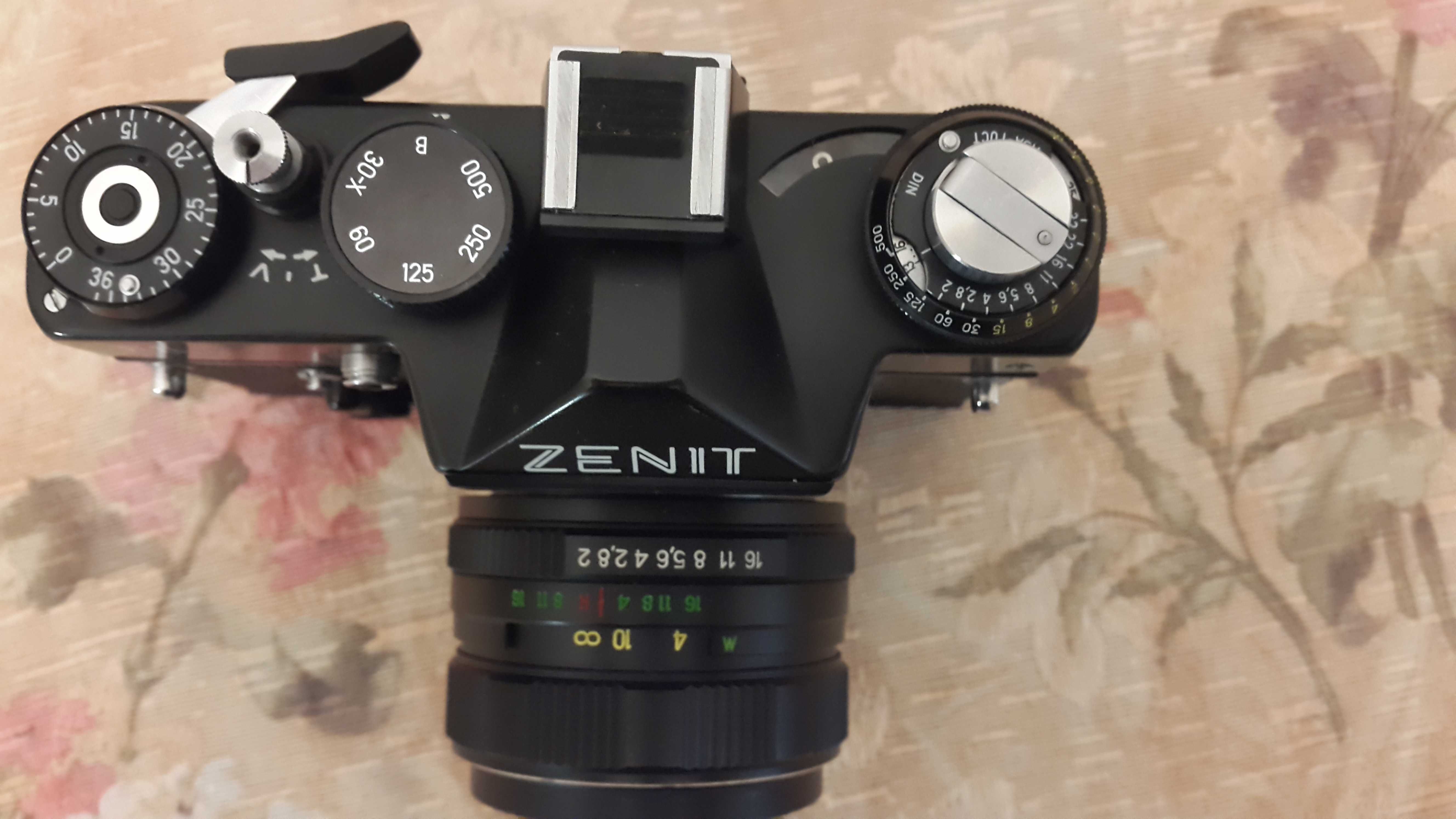 Фотоапарат Zenit 11 з об'єктивом MS Helios 44m-4 та вспишкою Saulute