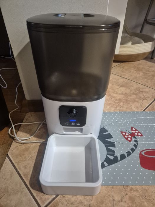 Automatyczny podajnik na karme