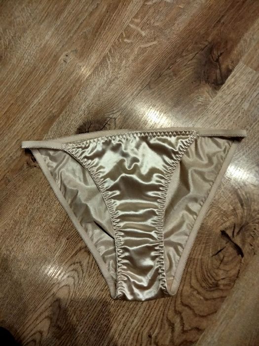 Різні в фото,шикарні трусики,атласні,трикотажні.Маю багато білизни.