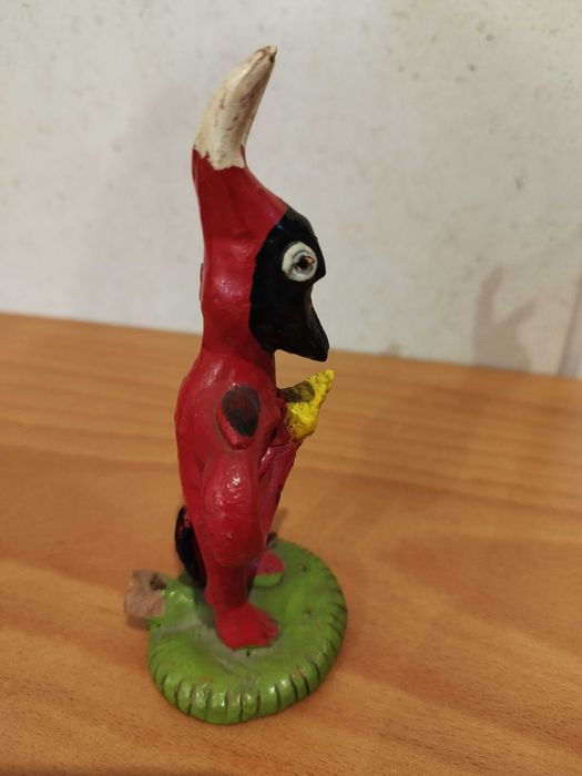 Diabo apito com objeto amarelo (matraca) na mão, mais um da orquestra