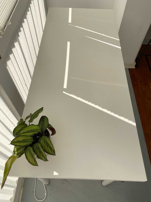 Secretária Ikea LAGKAPTEN com planta e cesto para cabos branco 140x60