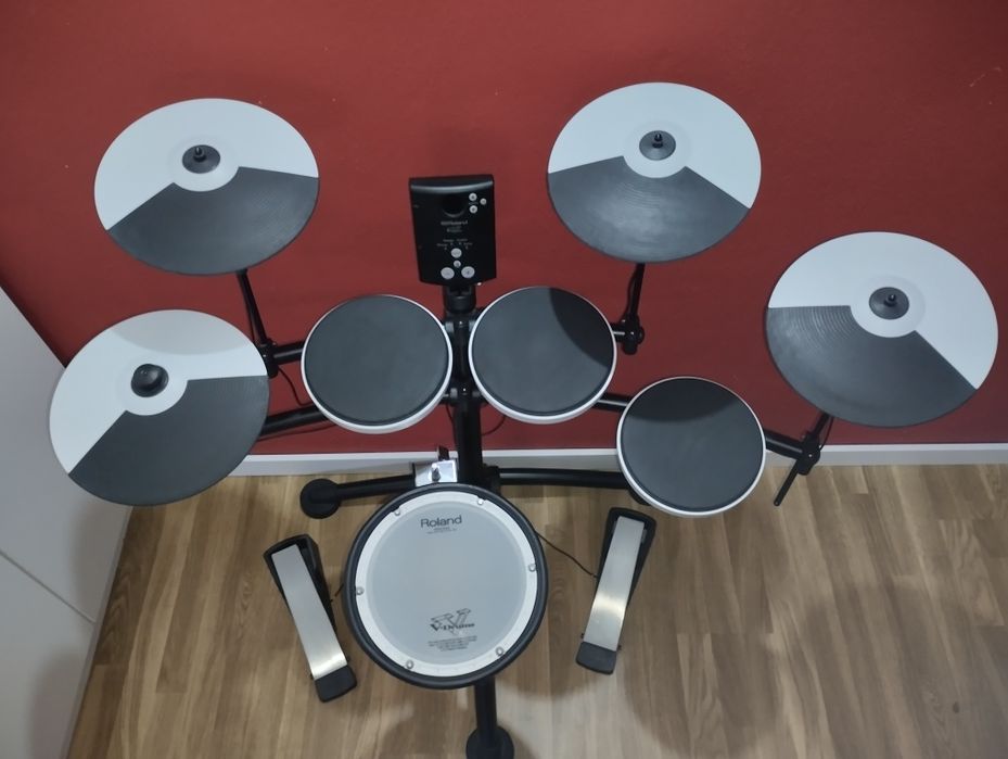 Bateria Eletrónica
 Roland TD-1KV com Prato Extra
