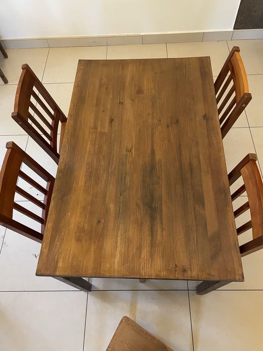 Stoły drewniane z krzesłami