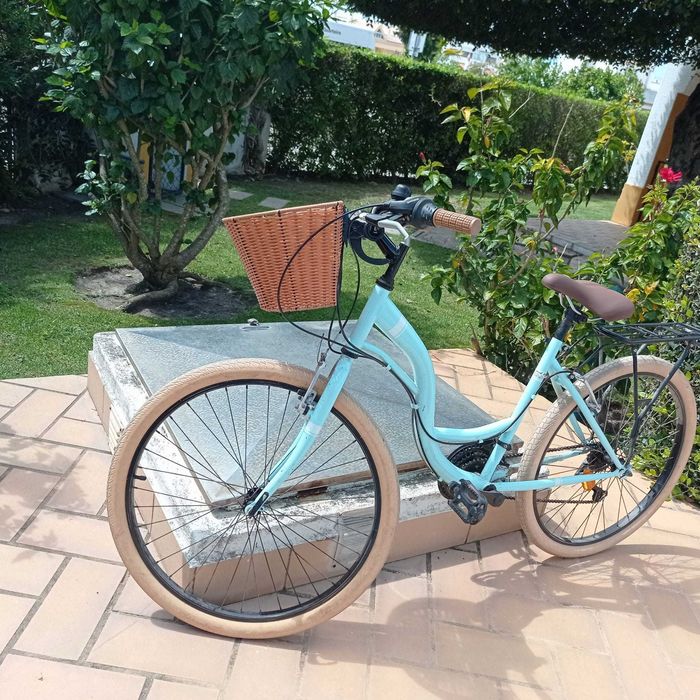 Bicicleta clássica de cidade para jovem senhora.