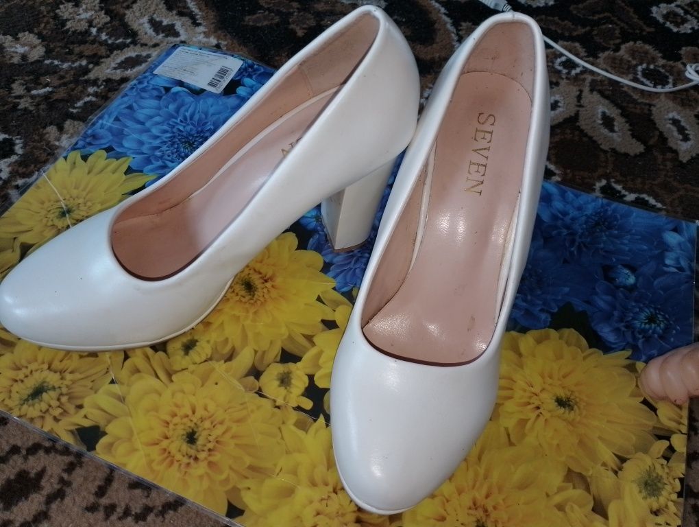 Весільні туфлі ,в білому кольорі